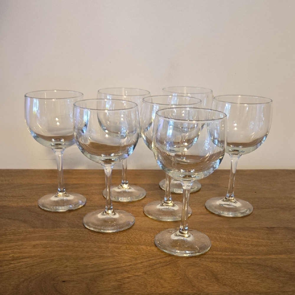 Elegant Clear Wine Glass Set